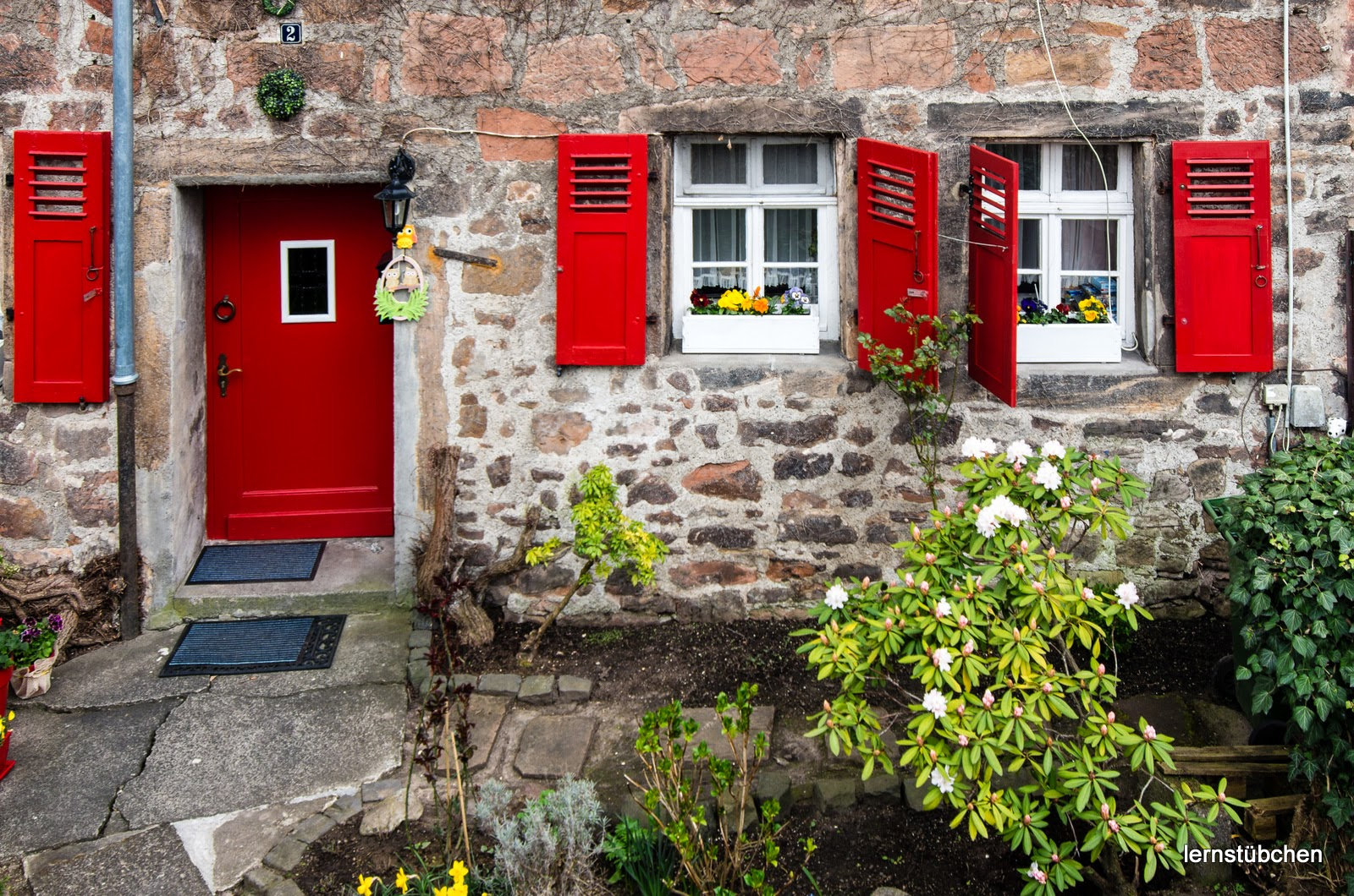 rote Tür und rote Fensterläden.jpeg